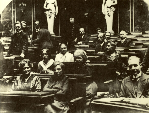 Kobiety w ławach Parlamentu Austriackiego w 1919 roku, archiwalne zdjęcie czarno-białe